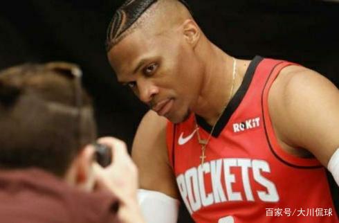 国家德比维尼修斯不满被换后，阿隆索让米利唐去跟他谈谈（国家德比维尼修斯对被换下不满，阿隆索指派米利唐上前沟通）