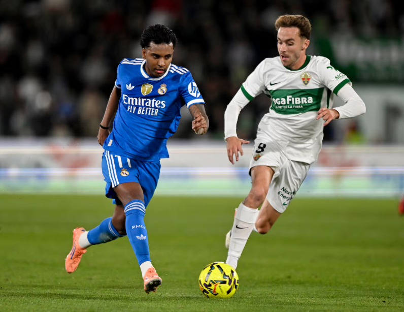 广东男篮在俱乐部杯赛中以90-70战胜广州男篮，小将王洪泽表现突出，阵容实力强劲。（俱乐部杯赛：广东男篮90-70击败广州，王洪泽高光，阵容实力尽显）