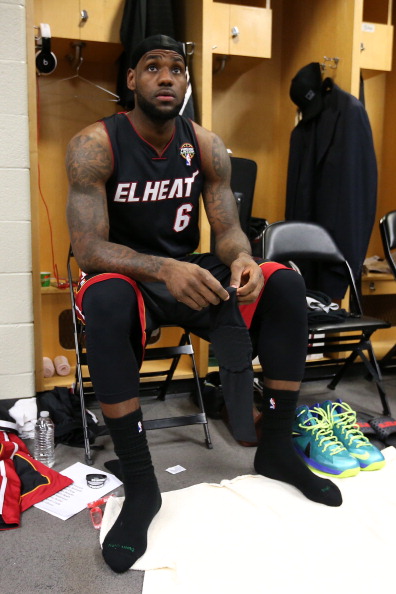 太开心了，马斯切拉诺赛后发布会上遭球员们啤酒浴“突袭”（赛后发布会大欢乐：球员突袭为马斯切拉诺献上啤酒浴）