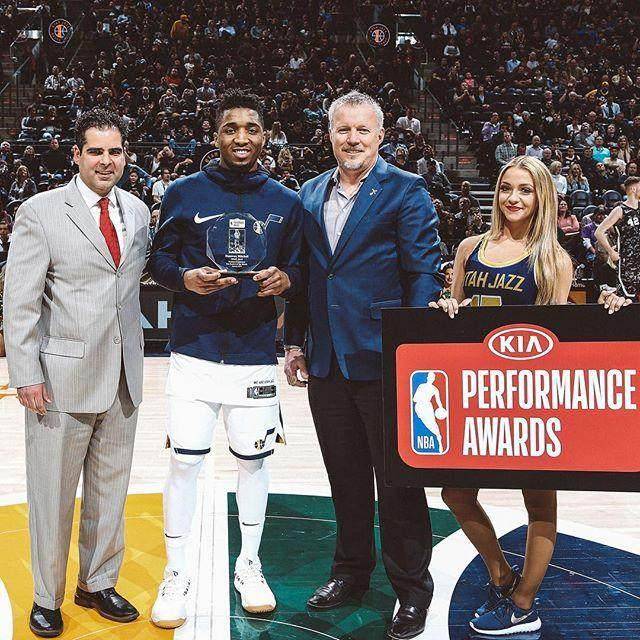 布莱顿老板被其公司一名前雇员指控，运营6亿镑秘密赌球集团（前雇员与其前公司就博彩相关说法引发争议）